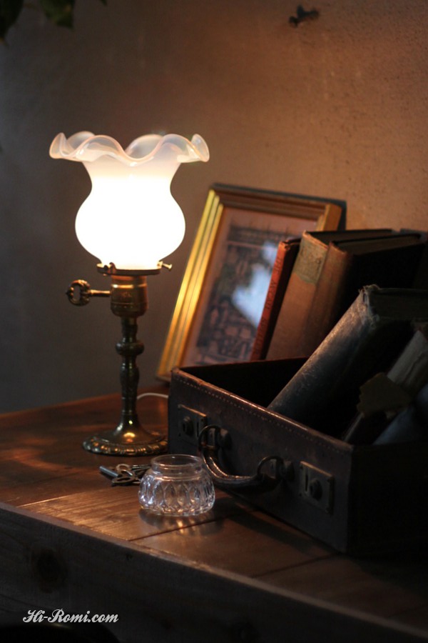 ヴィンテージ鍵スイッチ付き乳白ガラスのシェード付き真鍮テーブルランプ/アンティーク卓上カフェライト