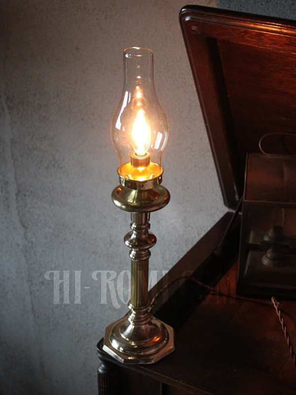 コロニアルヴィンテージガラスチムニー付真鍮製テーブルランプ/アンティーク卓上照明